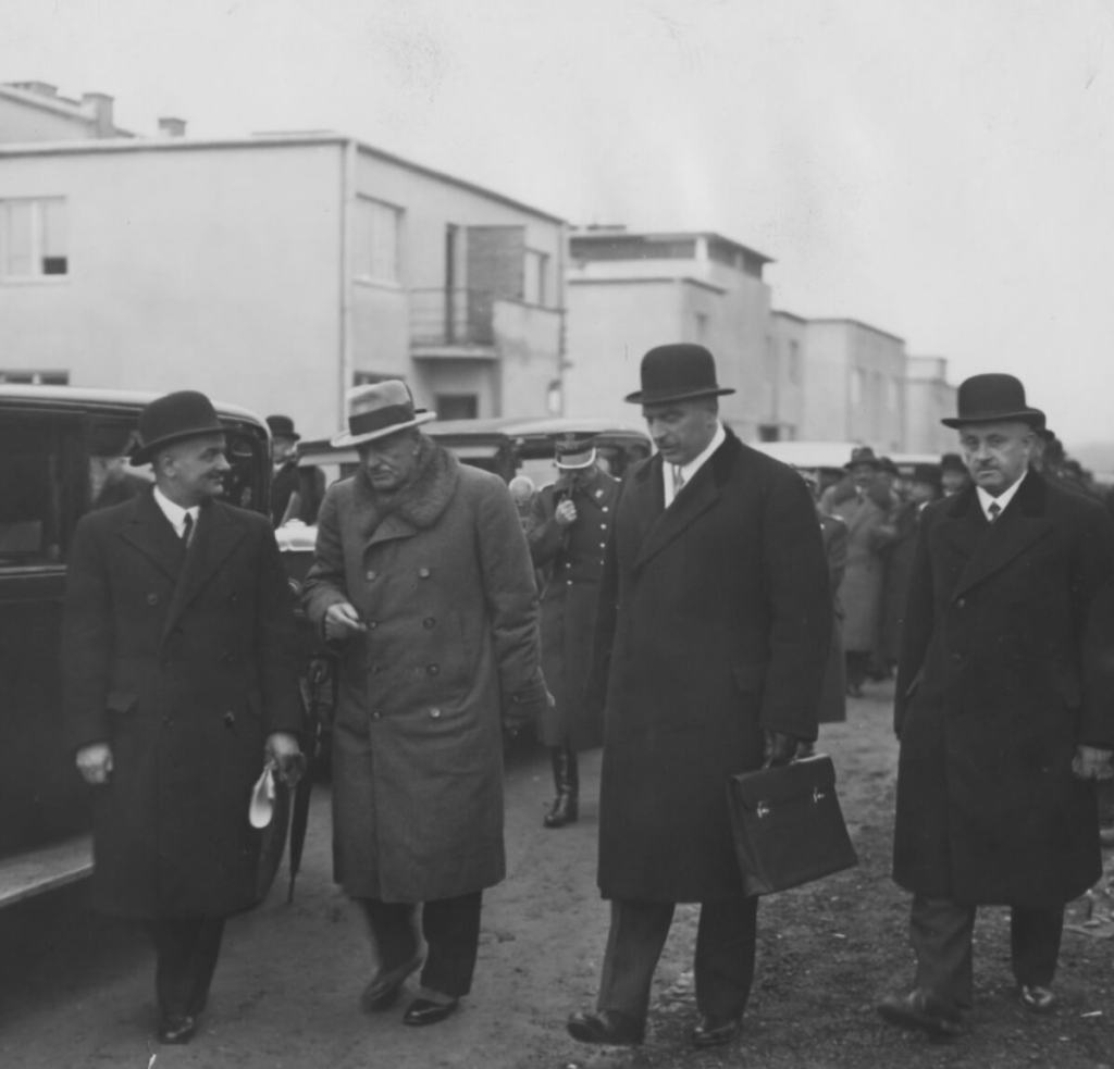 Od lewej, prezes BGK gen. Roman Górecki i prezydent RP Ignacy Mościcki na wystawie budowlano - mieszkaniowej, 1935